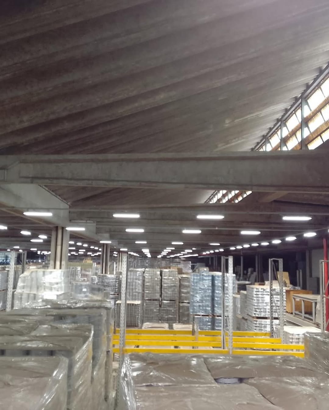 Instalação de luminárias fábrica de tintas Renner #eletricistaviamao #eletricistaportoalegre #el (1)