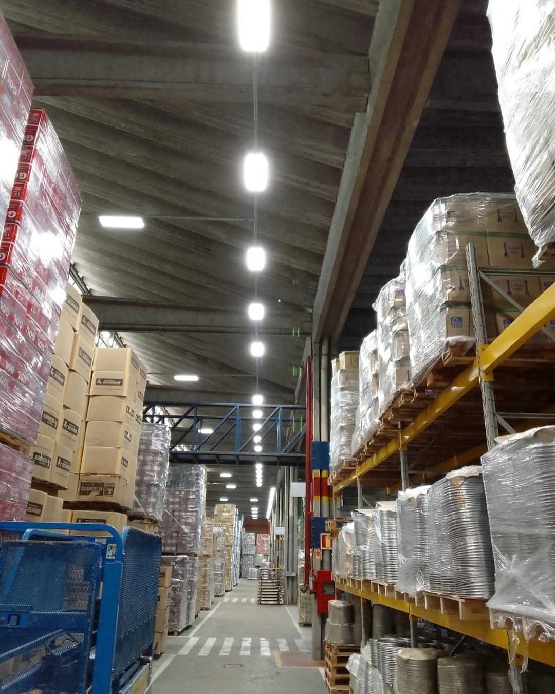 Instalação de luminárias fábrica de tintas Renner #eletricistaviamao #eletricistaportoalegre #el (2)