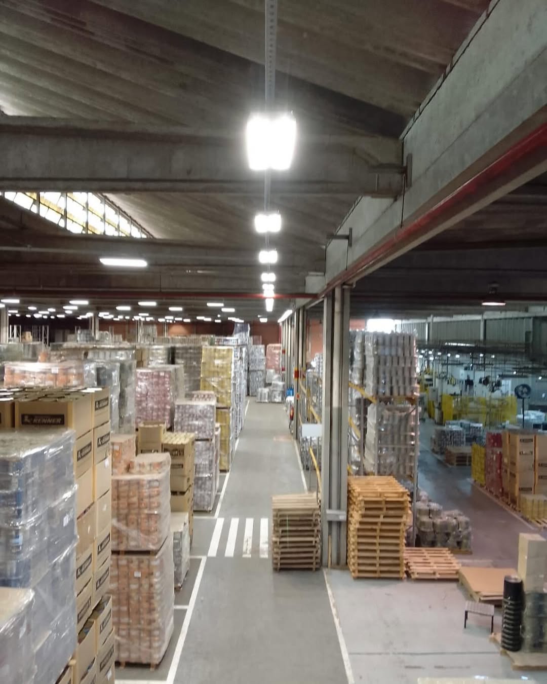 Instalação de luminárias fábrica de tintas Renner #eletricistaviamao #eletricistaportoalegre #el (3)